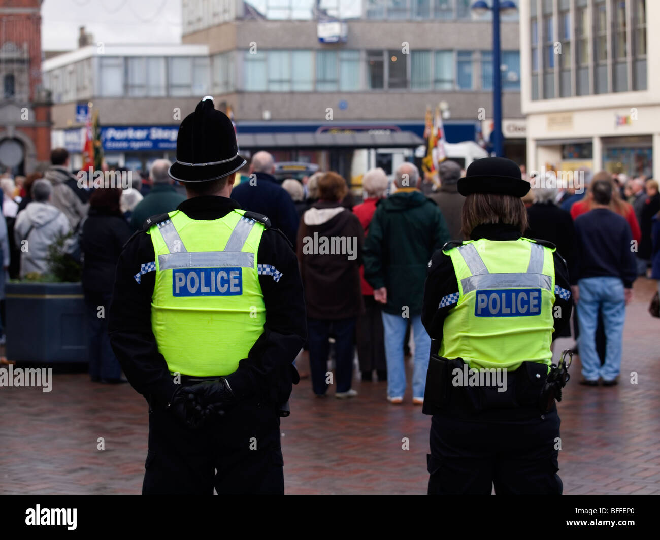Polizist Polizistin hinter stehen und eine respektvolle Masse während der Tag des Waffenstillstands zwei Schweigeminuten Redcar Cleveland UK Stockfoto