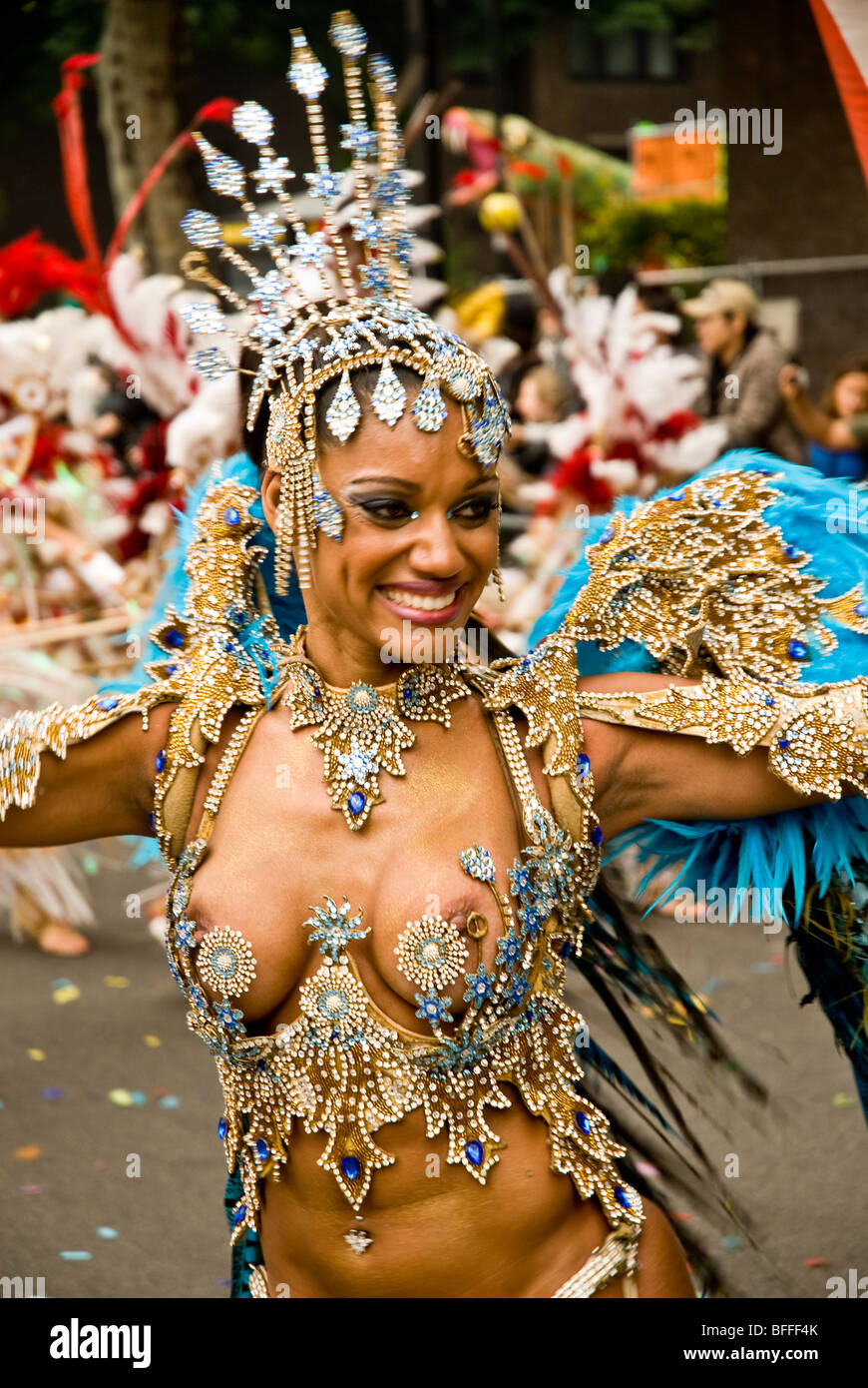 Eine schöne notdürftig kleiden Frau aus der Paraiso Schule von Samba-Schwimmer während der Notting Hill Carnival in London, England Stockfoto