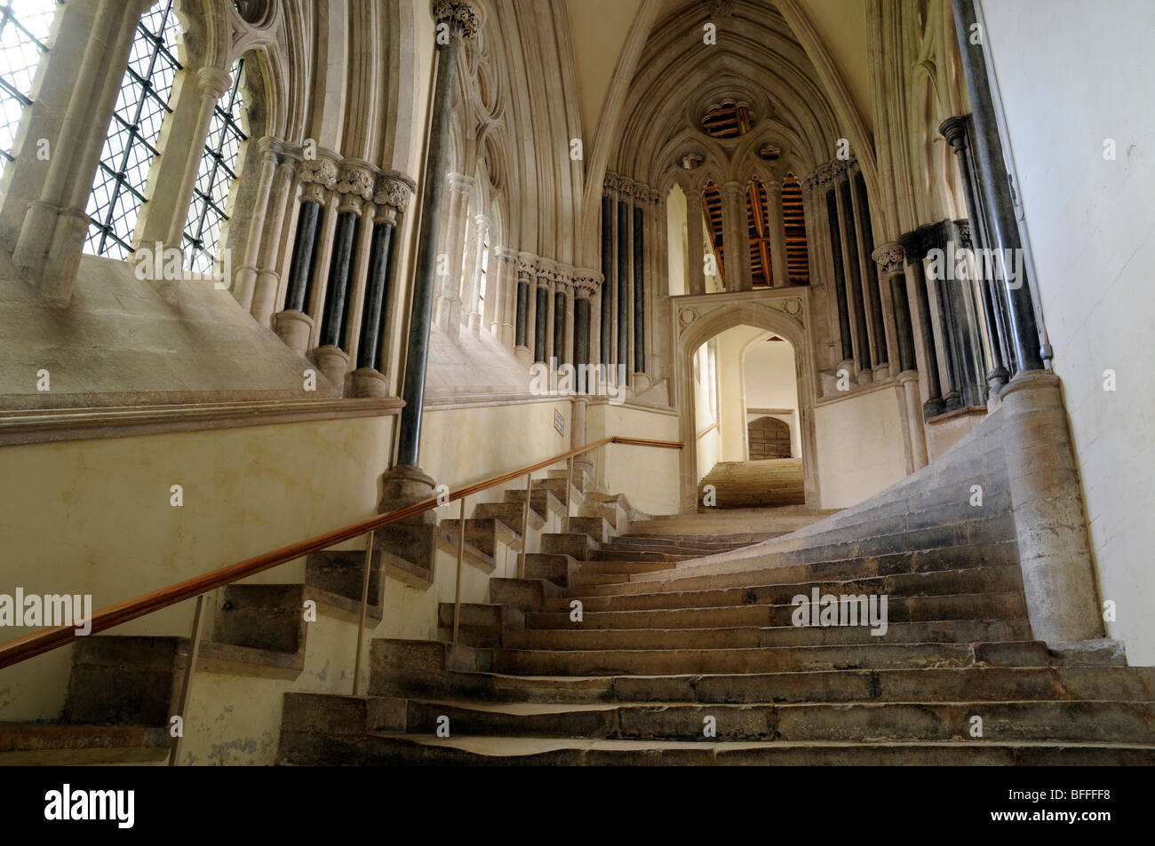 Die gut abgenutzten Stufen der Kapitelsaal der Wells Cathedral, England, UK Stockfoto