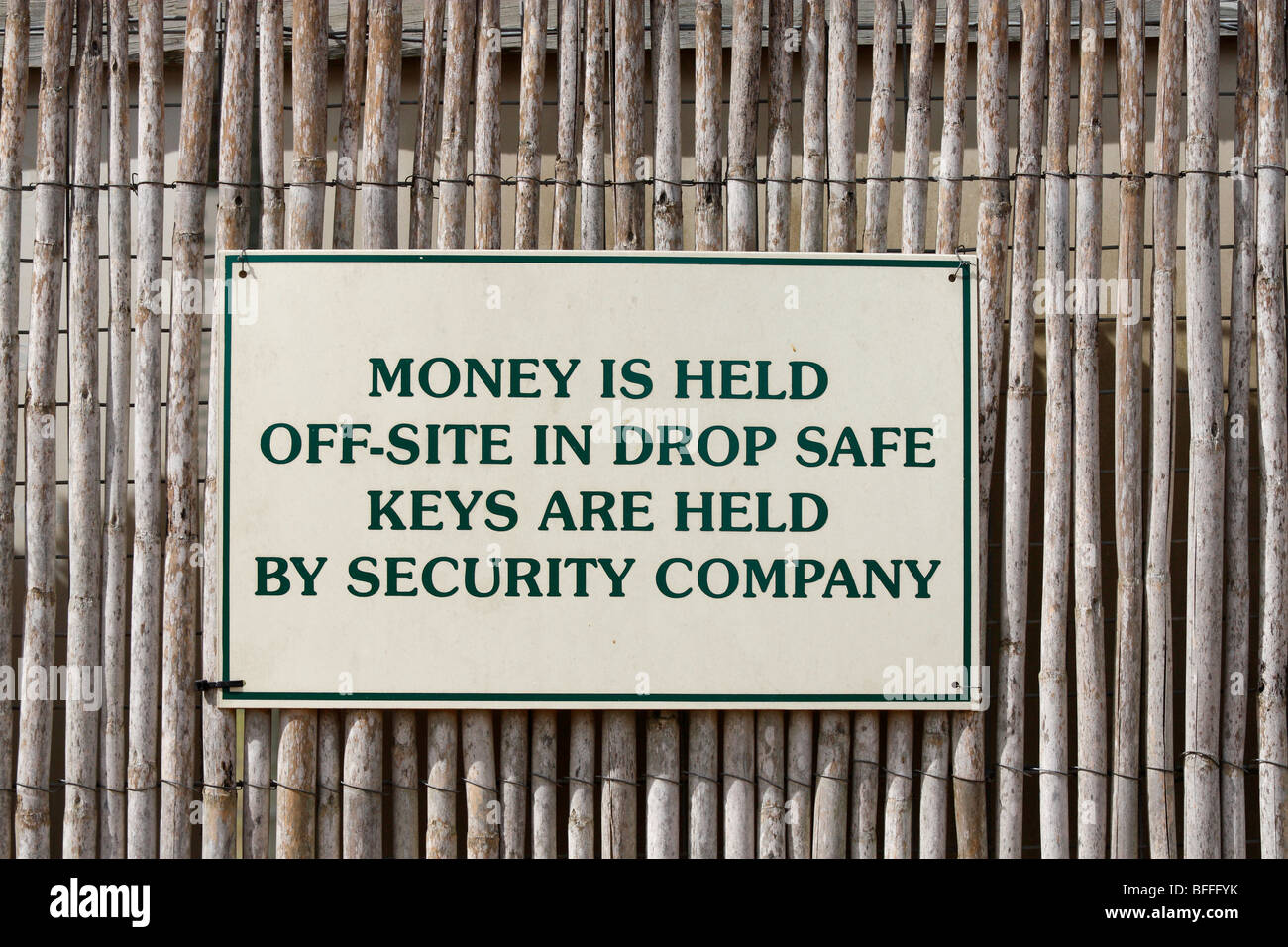 Infotafel, "Geld ist Off-Site-in statt Drop Safe" Cheetah Outreach, Western Cape, Südafrika, November 2009 Stockfoto