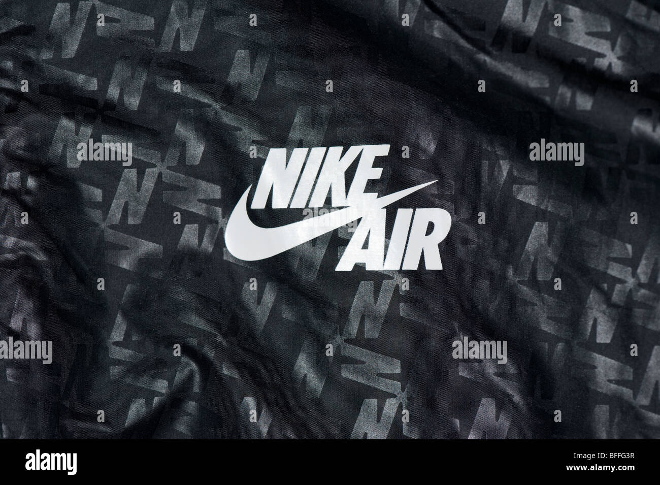 Nike Windrunner Nike tick Air Logo auf der Vorderseite des mens regen Jacke in Schwarz mit Überdruckt Detaillierung Stockfoto