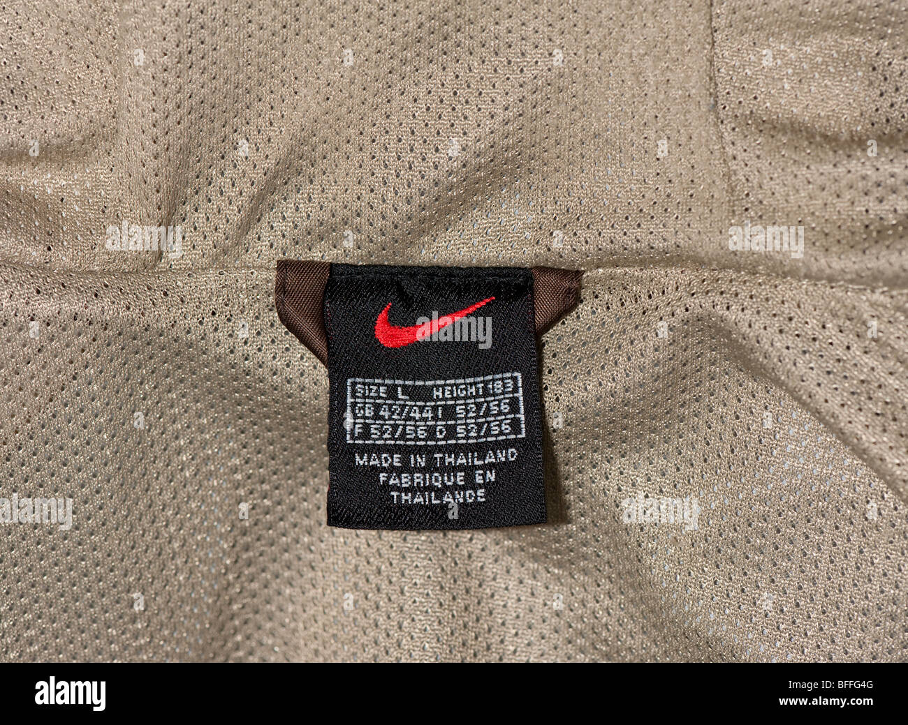 Nike Kleidung Label Detail - braun overhead wasserdichte Nike Herren Anorak Regenmantel. Stockfoto