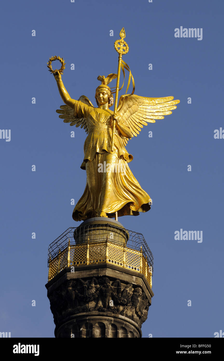 Statue von Victoria (Goldelse) auf der Oberseite der Berliner Siegessäule,  Berlin, Deutschland Stockfotografie - Alamy