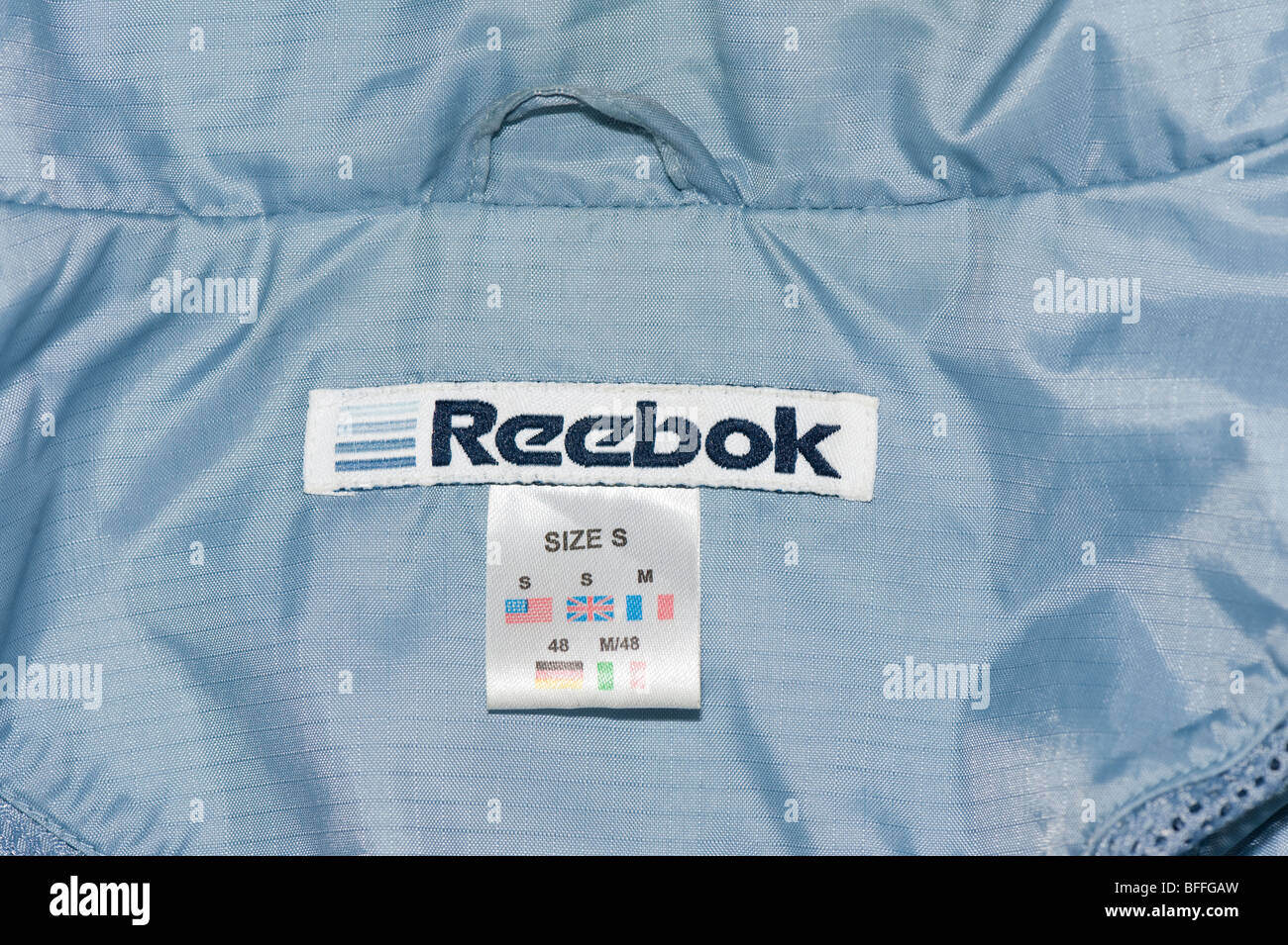 Reebok Kleidung Aufkleber close up, mens Overhead regen Jacke Regenjacke  Stockfotografie - Alamy