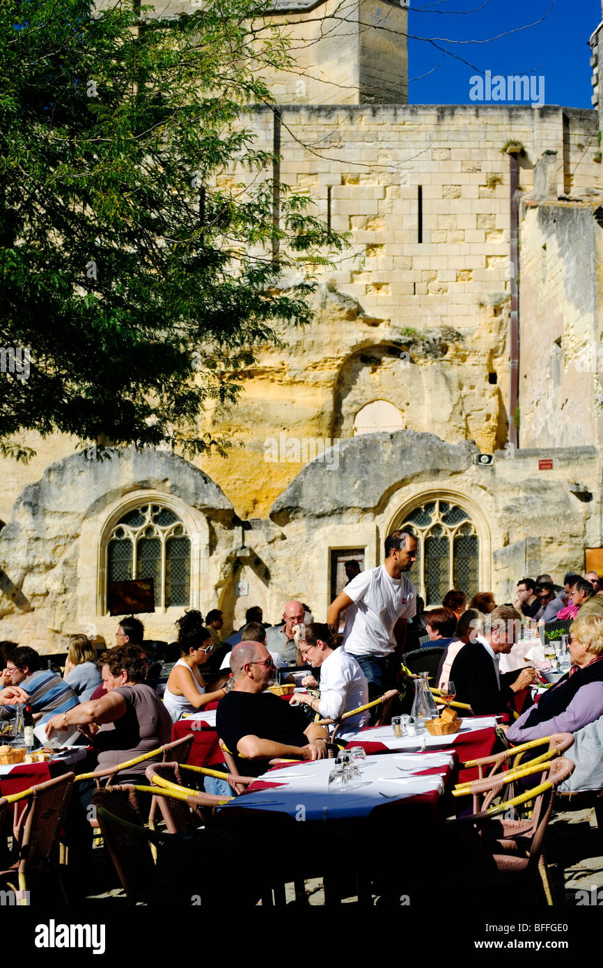 Mittagszeit Diners. Freiem Himmel, St. Emilion, Südwest-Frankreich, Europa Stockfoto