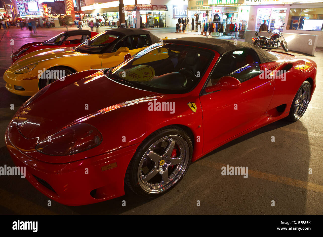 Autos mieten - Ferrari in der Straße Las Vegas Stockfoto