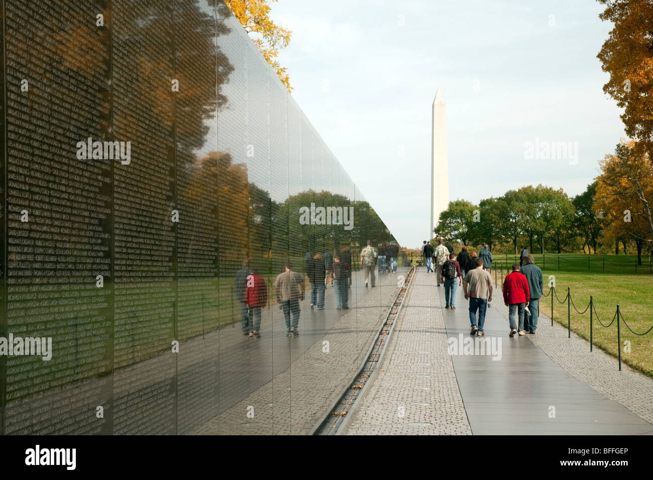 Besucher bei den Vietnam Veterans Krieg Memorial, Washington DC USA Stockfoto