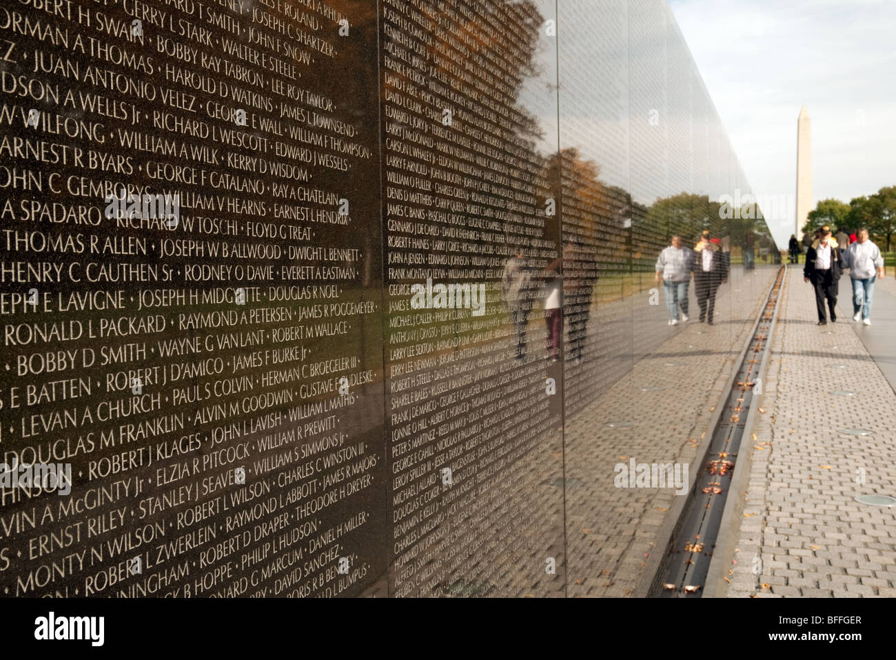 Besucher lesen Namen an der Wand, die Vietnam Veterans War Memorial, Washington DC USA Stockfoto