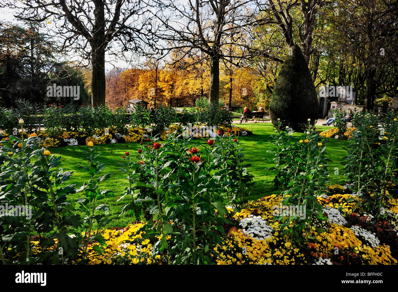 Paris, Frankreich - Friedhof Pere Lachaise, Herbst Landschaft, städtischen Park, Garten, Marktplatz Stockfoto