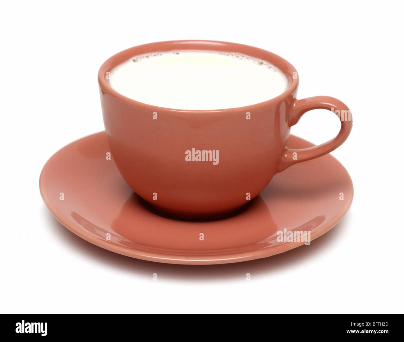 braune China Tasse mit Milch auf weißem Hintergrund Stockfoto