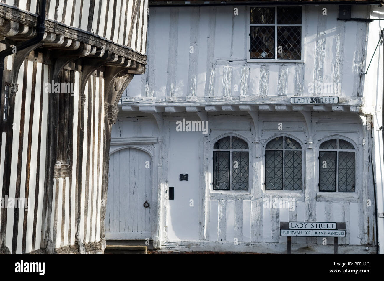 Weiß gestrichenen Fachwerk-Flecht-Wände in Lavenham, Suffolk, England. Stockfoto