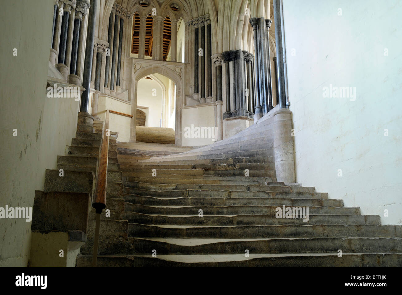 Die gut abgenutzten Stufen der Kapitelsaal der gut Kathedrale, England, UK Stockfoto