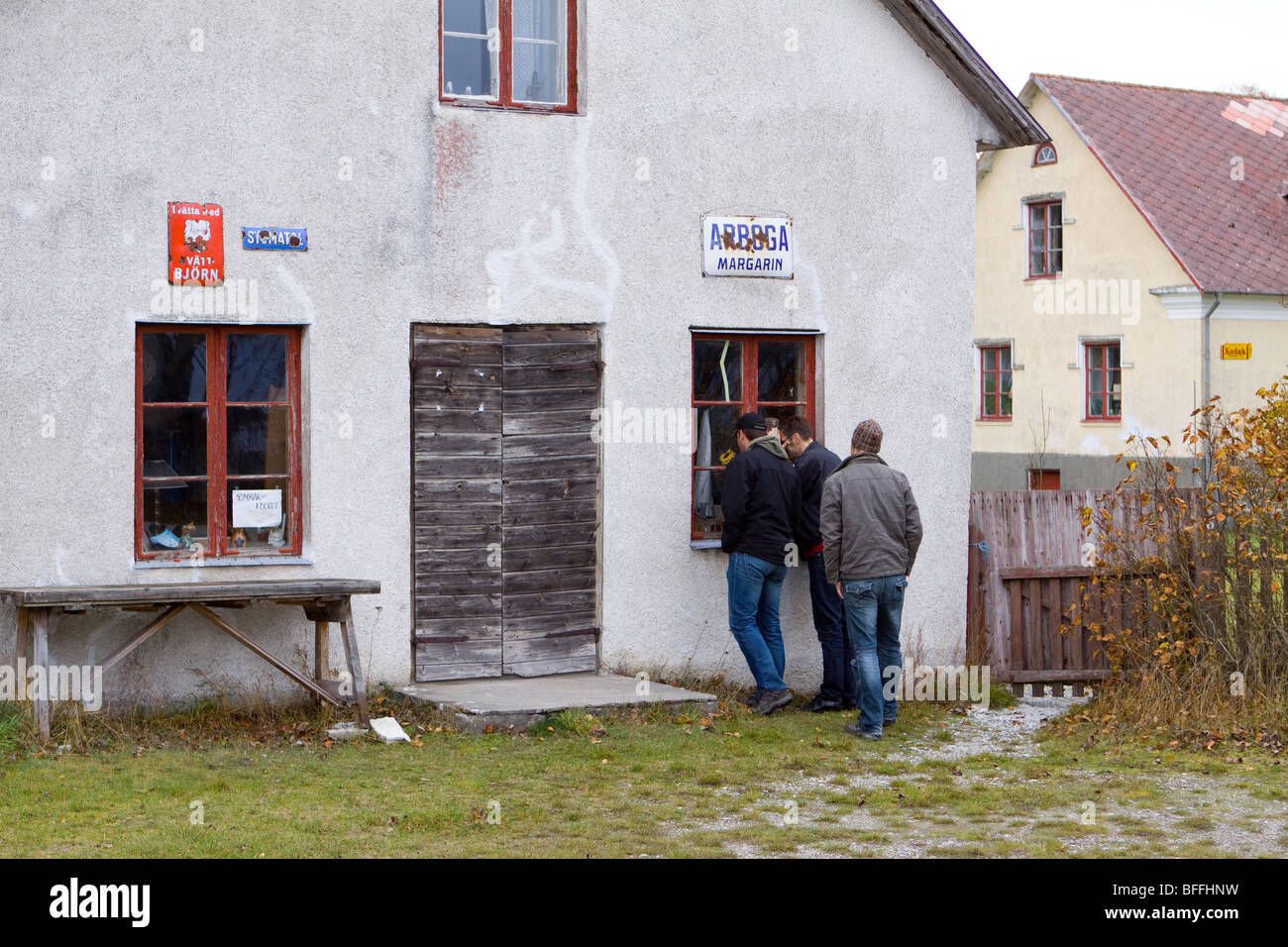 3 Personen suchen im Fenster im Altbau Stockfoto