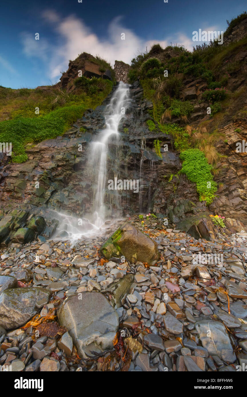 Böcke, Mühlen Wasserfall kaskadenförmig über den Strand an der Küste von North Devon UK Stockfoto