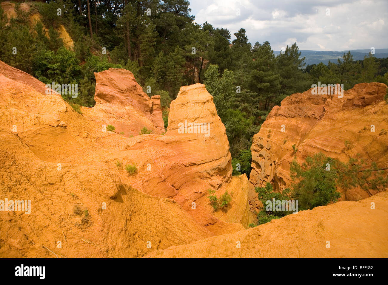 Ockerfarbenen Klippen unter Roussillon Stockfoto
