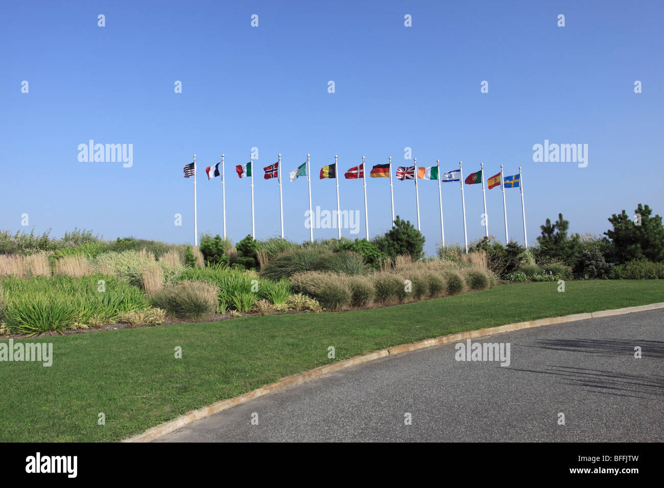 Flaggen der Länder, die Bürgerinnen und Bürger bei Absturz von TWA Flug 800 an der Memorial Website, Smith Point Beach, Long Island, NY verloren Stockfoto