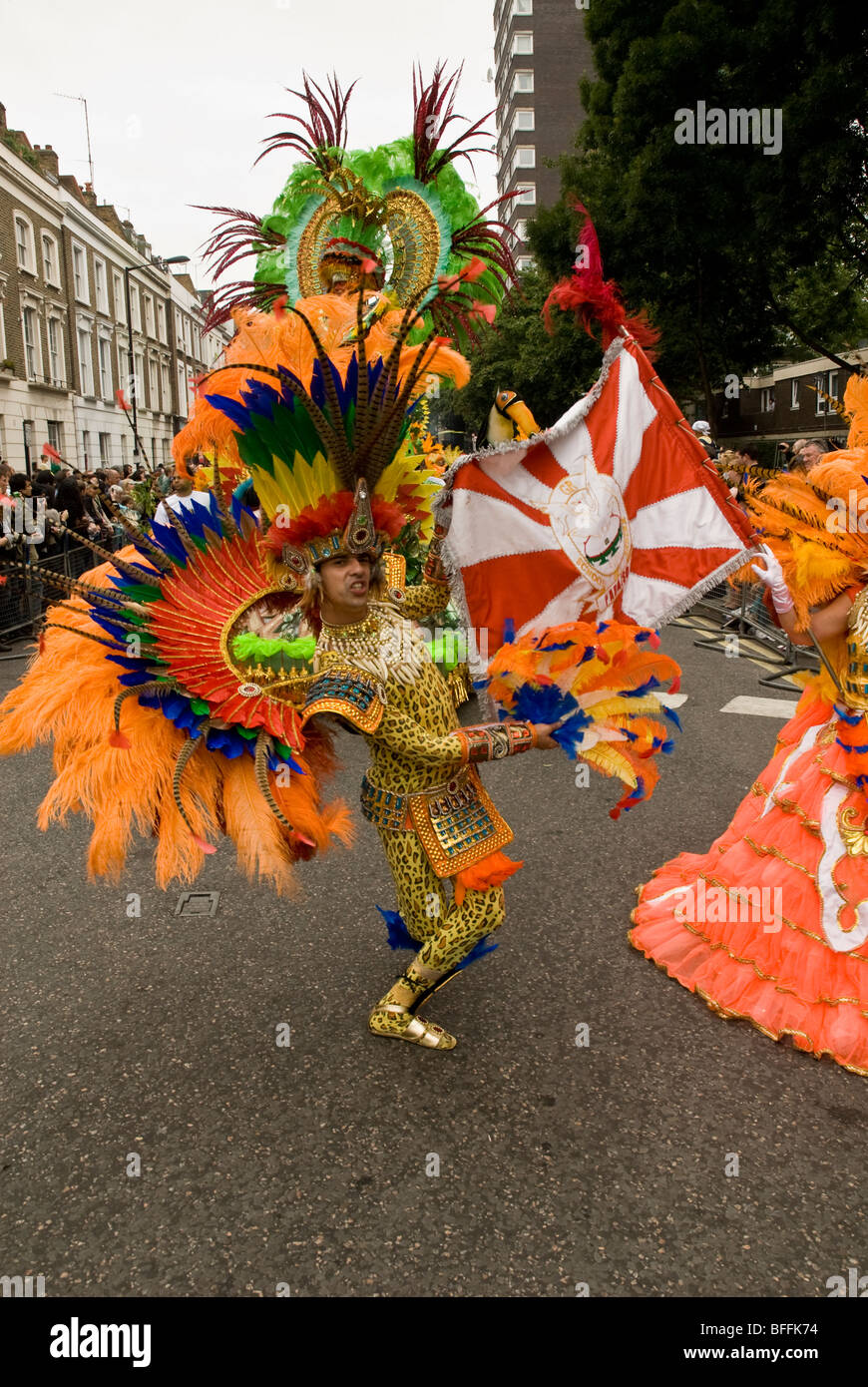 Tänzer aus der Paraiso Schule von Samba-Schwimmer bei den Notting Hill Carnival in London, England Stockfoto