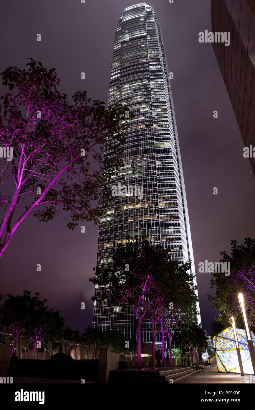 Ein stimmungsvolle Nacht Blick auf Hong Kong Two International Finance Centre des (2 IFC) beleuchtet Büroturm. Stockfoto