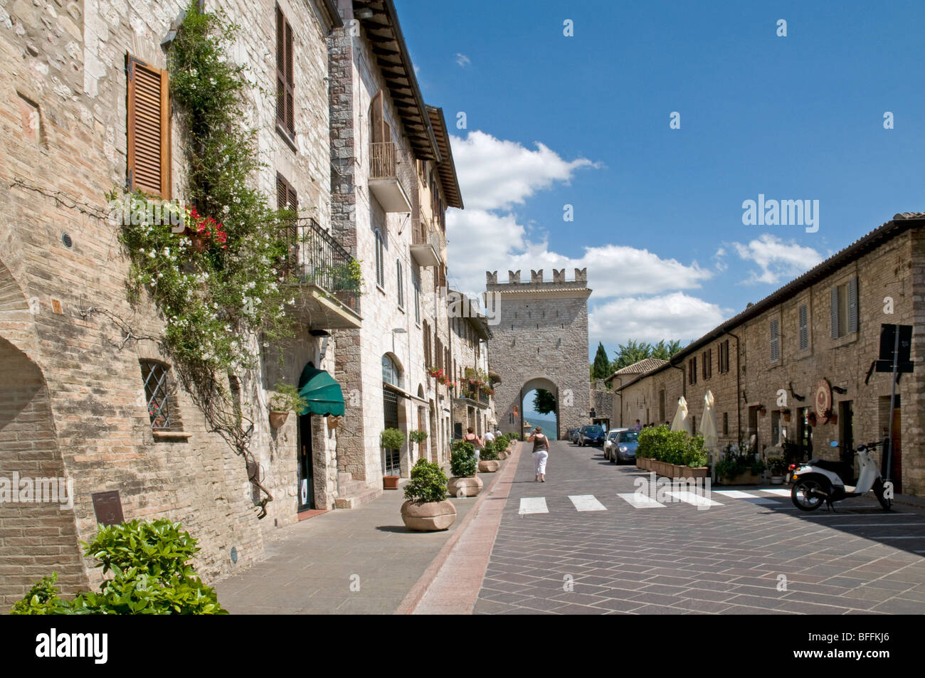 Via Borgo Aretino führt zu Porto Nuova, Assisi Italien Stockfoto