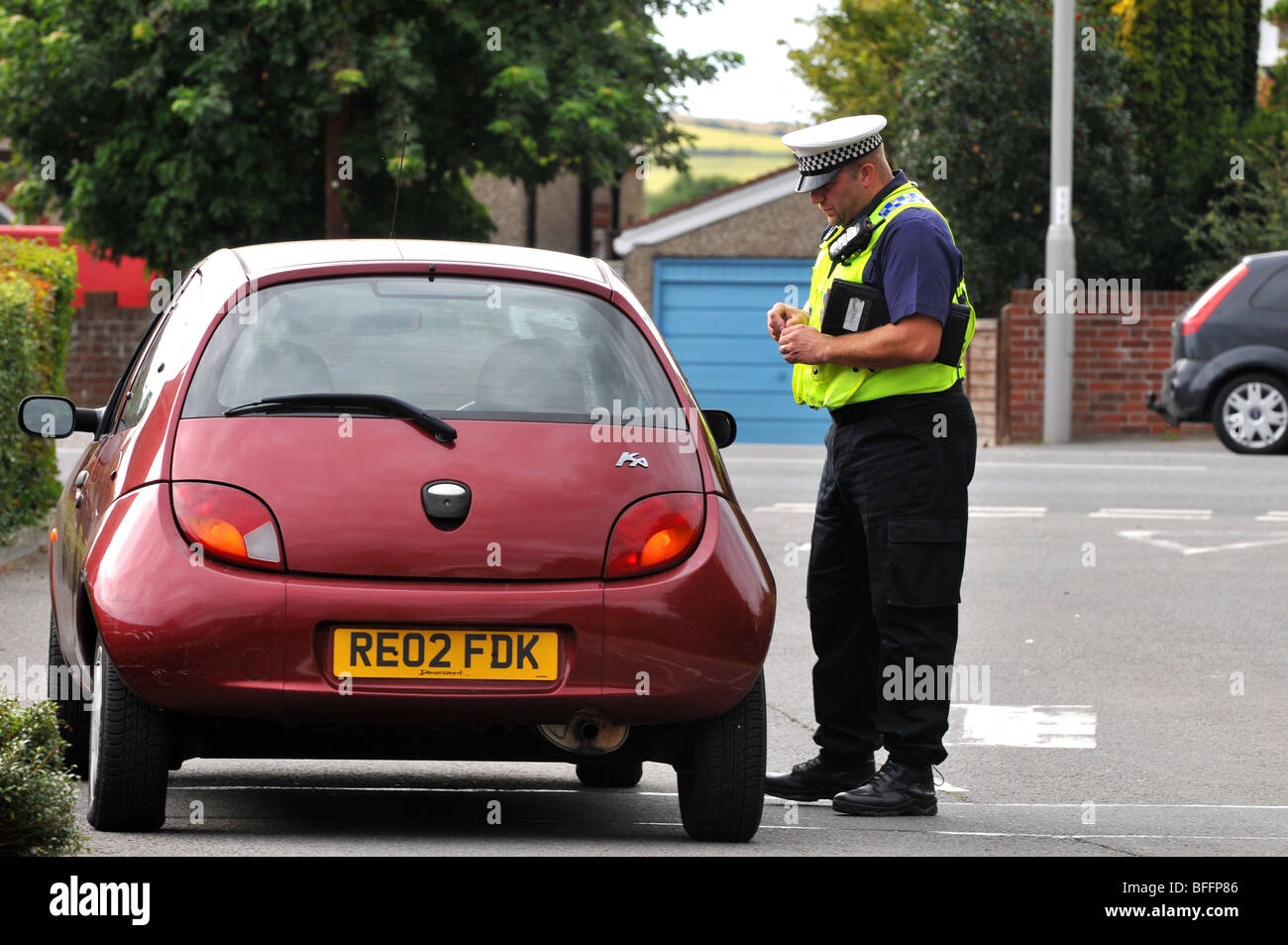 Polizist Fragen ein Autofahrer, England, UK Stockfoto