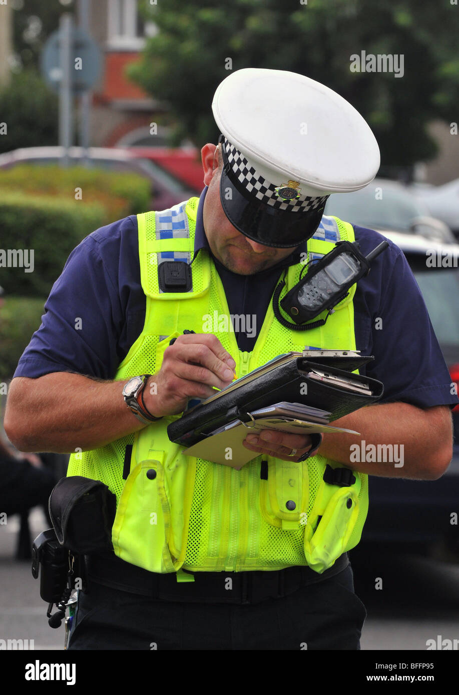 Polizist stellt ein Ticket zu einem Fahrer eines Autos, England, UK Stockfoto