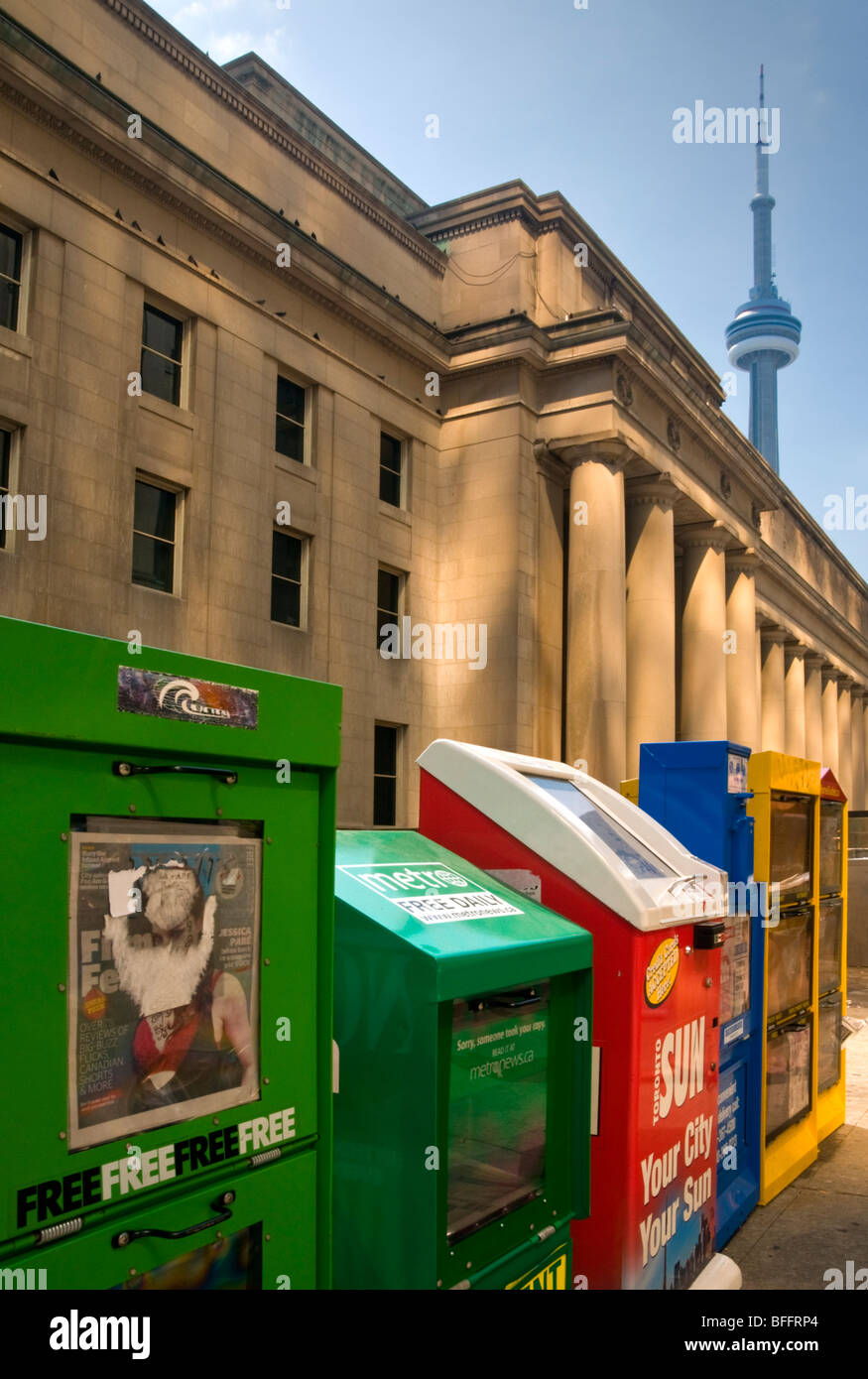 Zeitung steht im Schatten von Union Station & CN Tower in Toronto, Ontario, Kanada, Nordamerika Stockfoto