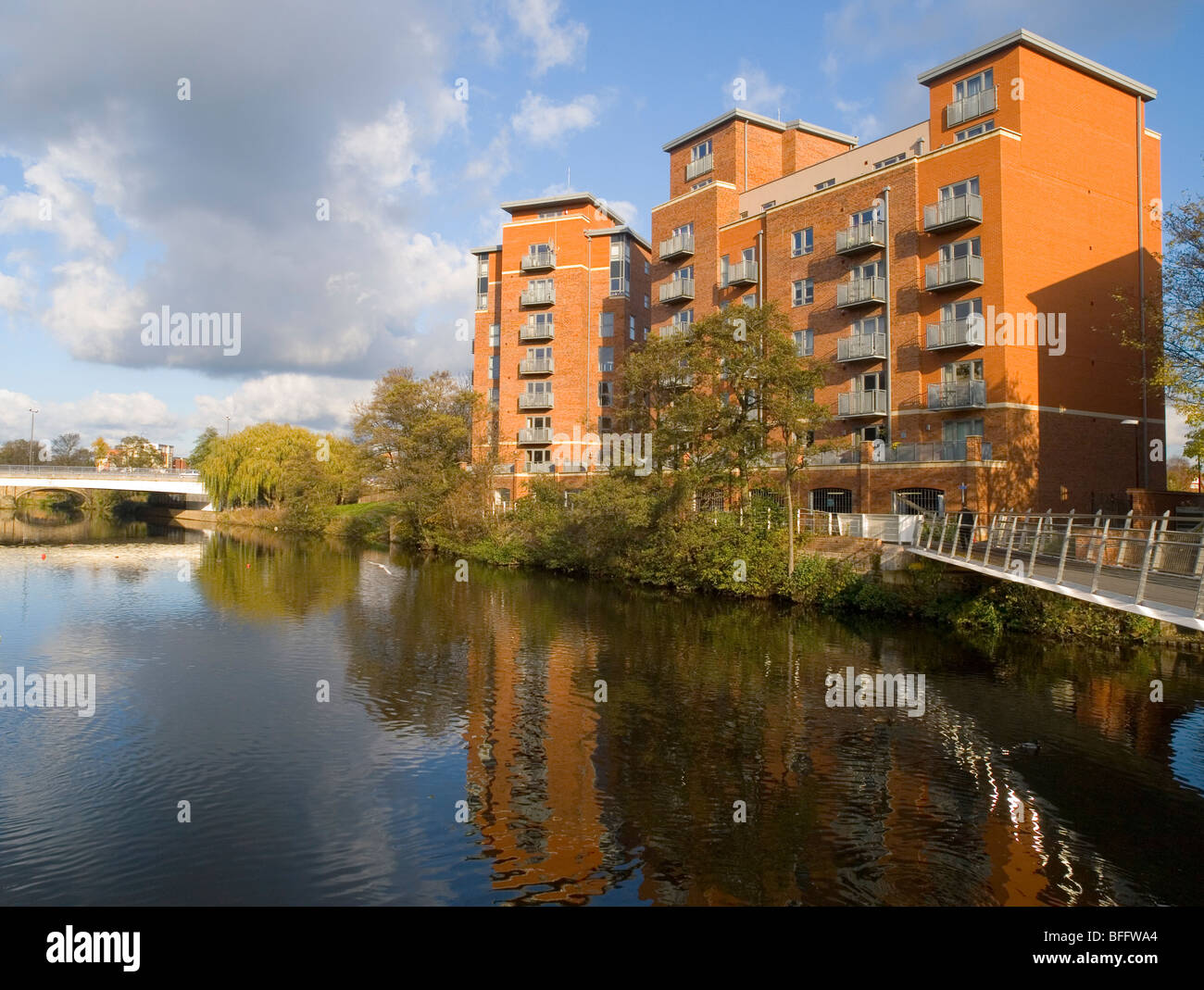 Moderne Wohnanlagen durch den Derwent im Stadtzentrum von Derby, Derbyshire England UK Stockfoto