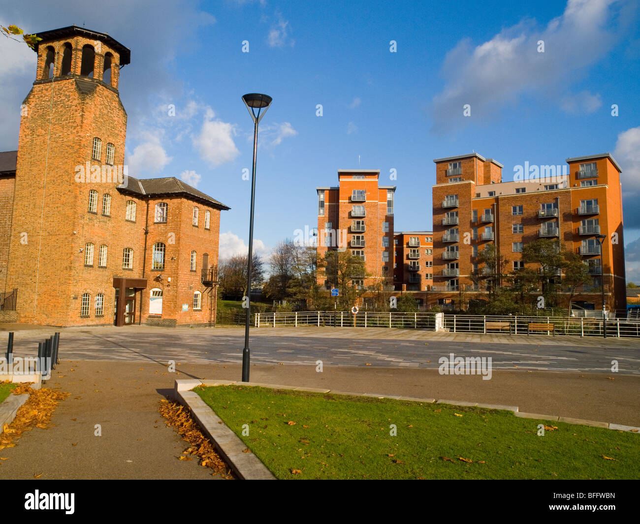 Moderne Wohnhäuser und die Silk Mühle durch den Derwent im Stadtzentrum von Derby, Derbyshire England UK Stockfoto