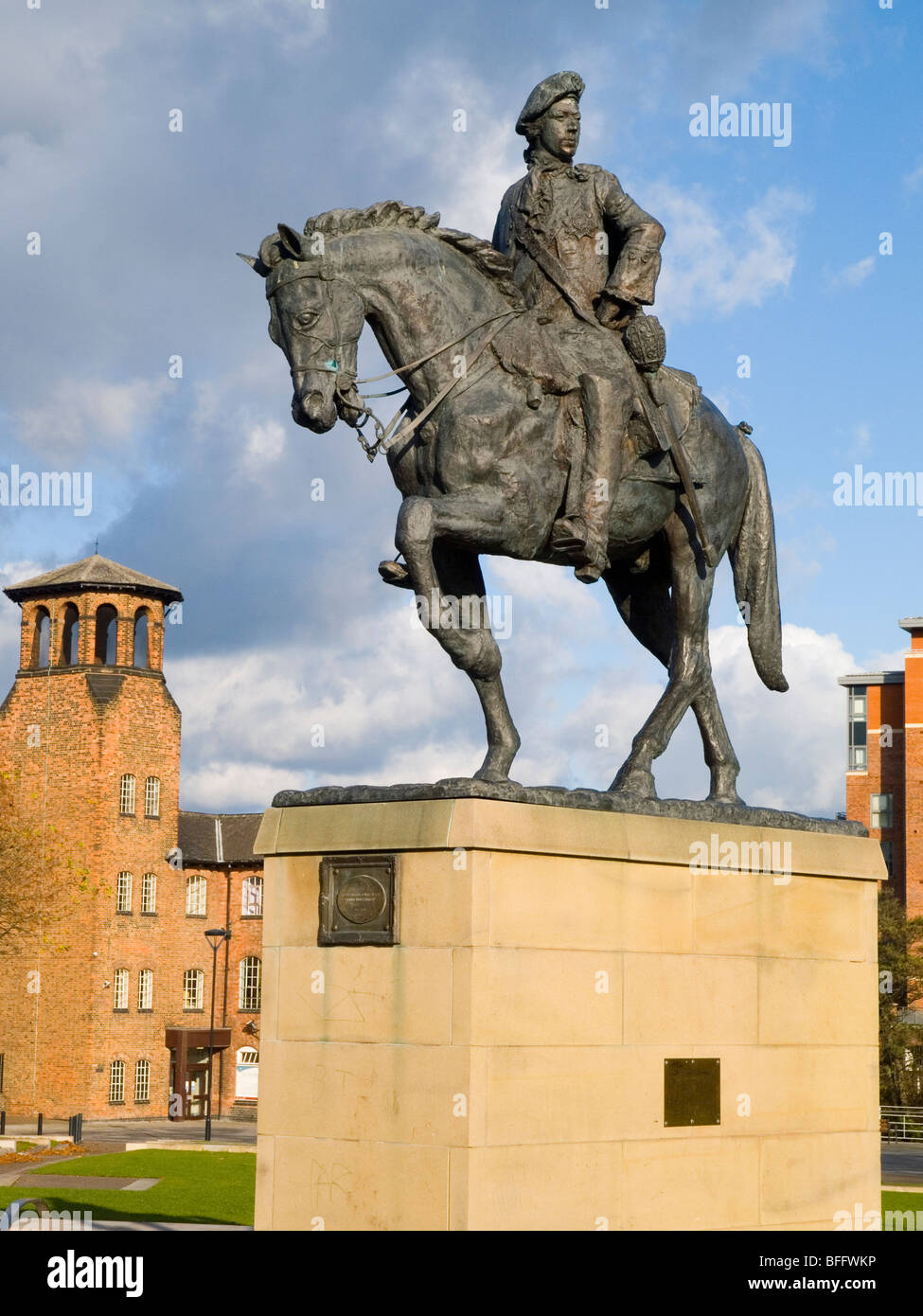 Eine Statue von Bonnie Prince Charlie im Stadtzentrum von Derby, Derbyshire England UK Stockfoto