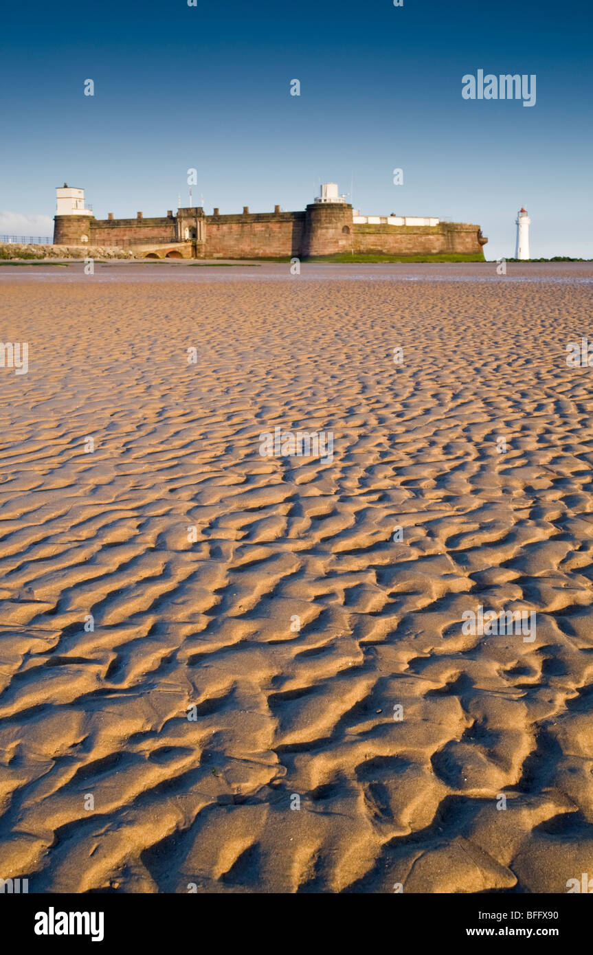 Wellen in den Sand und Fort Perch Rock, neues Brighton, Wirral, Merseyside, UK Stockfoto