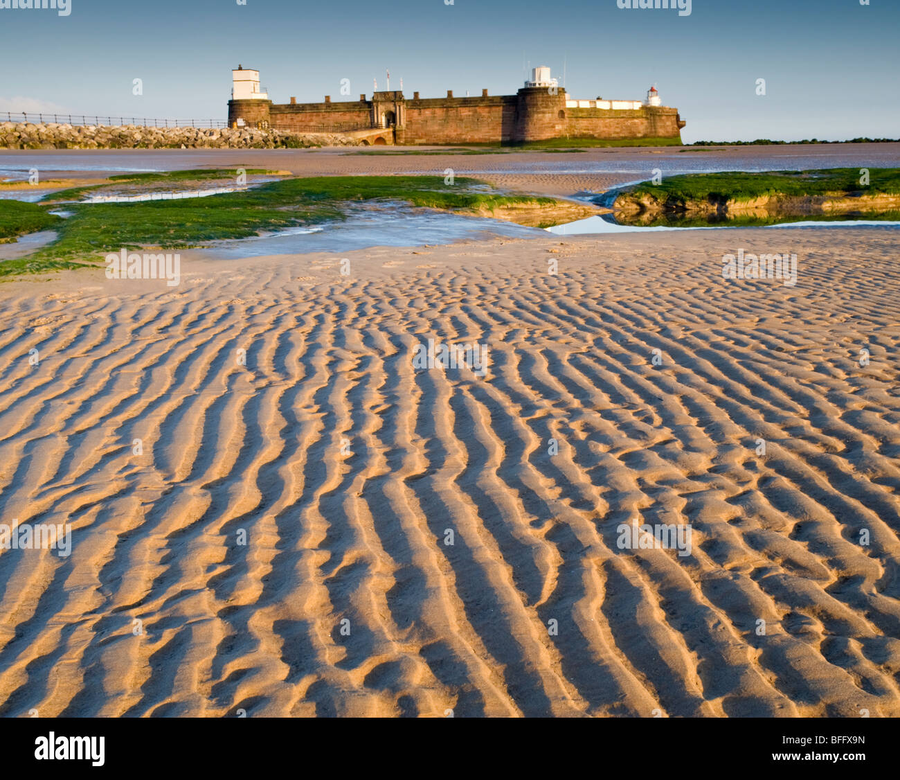 Wellen in den Sand und Fort Perch Rock, neues Brighton, Wirral, Merseyside, UK Stockfoto