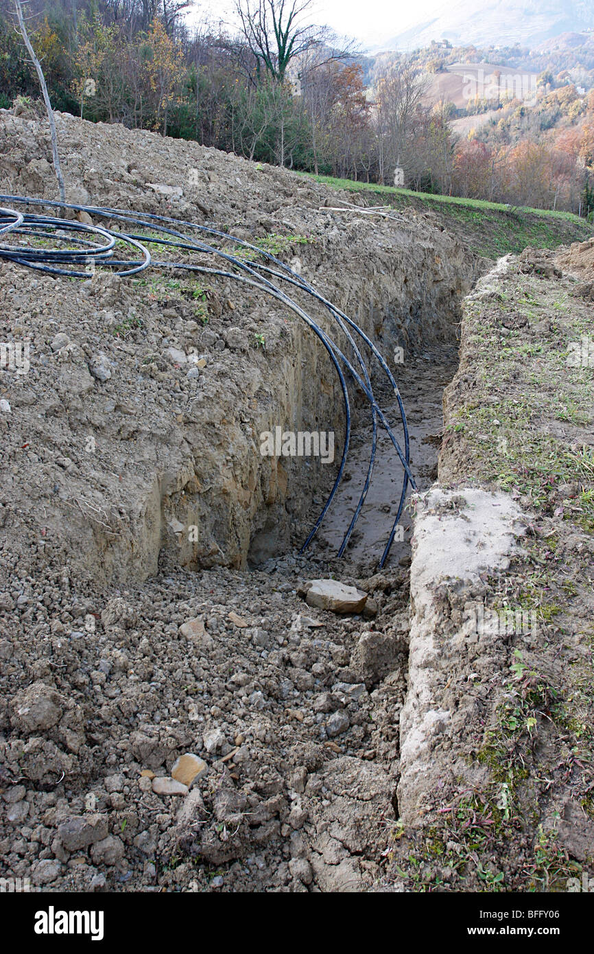 Installation von Geothermie Earth Röhren für ein Haus in Italien. Stockfoto