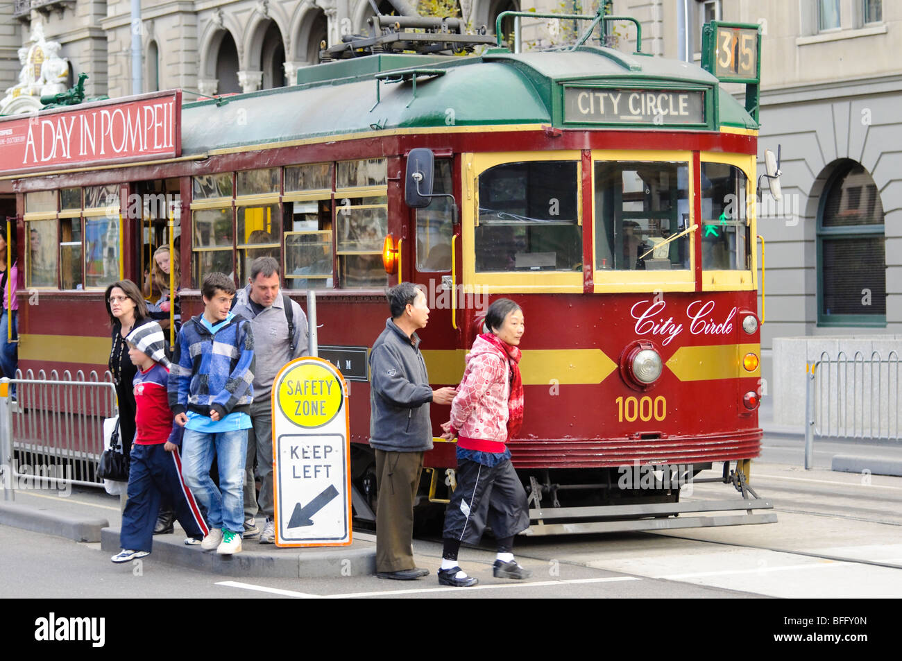 Die allgegenwärtigen Straßenbahnen tragen zum skurrilen Charakter der Stadt Melbourne, Australien. Klicken Sie für Details. Stockfoto