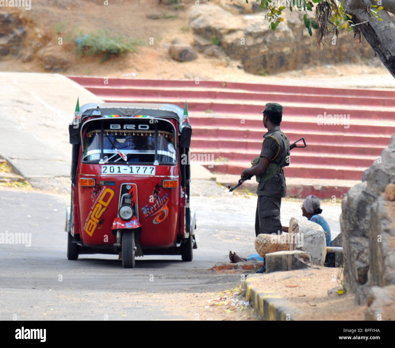 Soldat bietet am Straßenrand Sicherheit in Sri Lanka Stockfoto