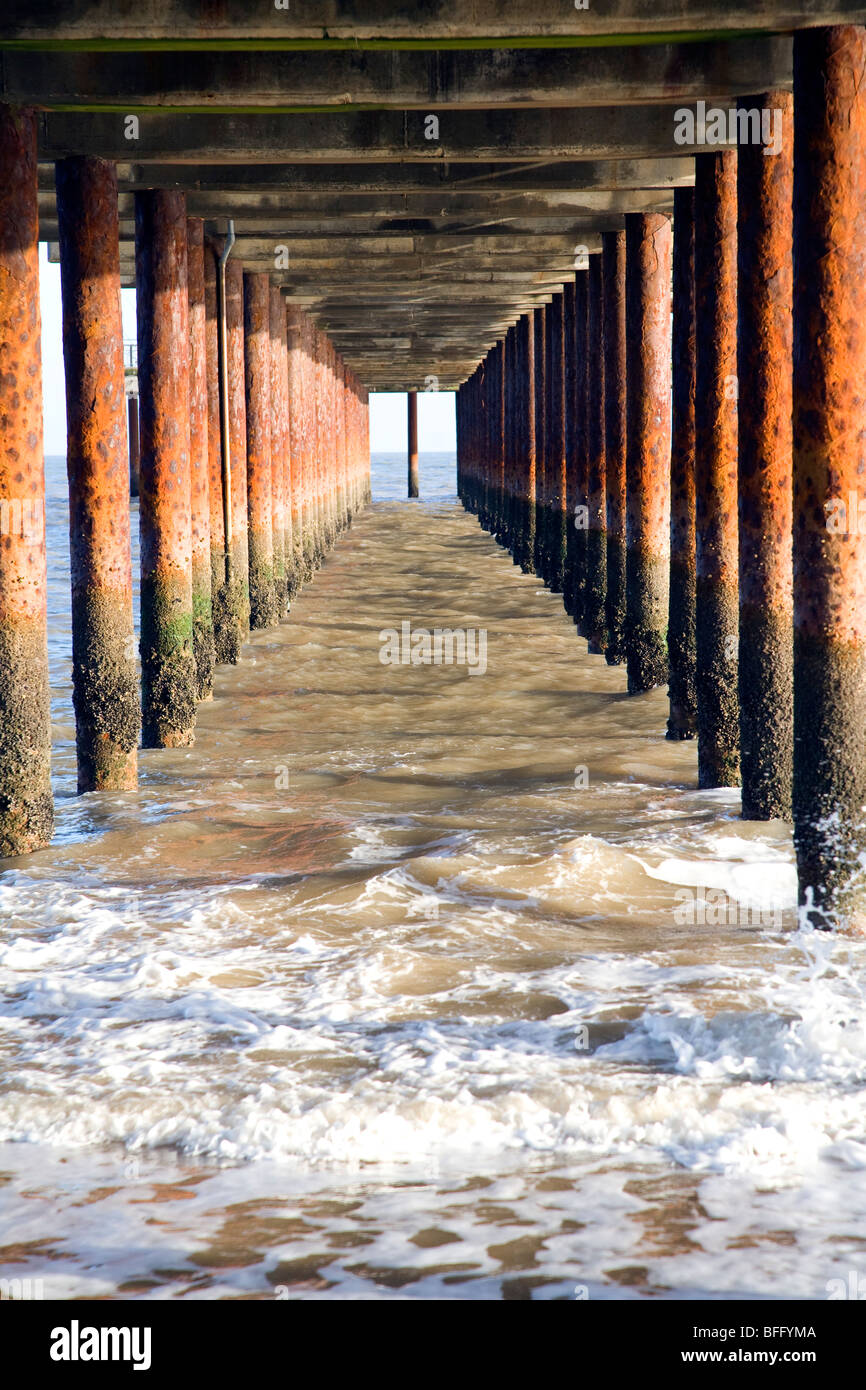 Rostige Stahlstütze Säulen, Southwold Pier, Southwold, Suffolk, England Stockfoto