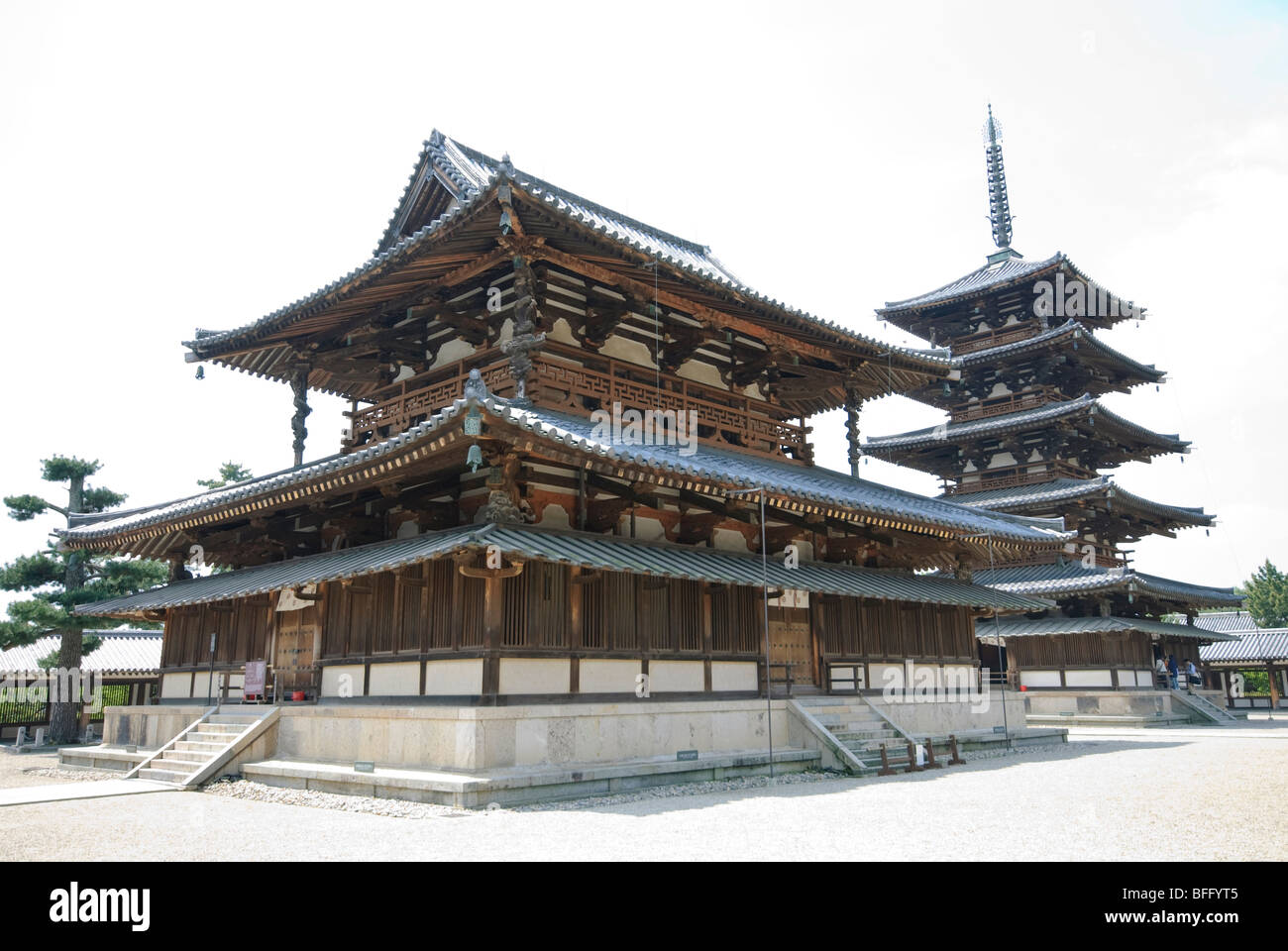 Kondo (Haupthalle) und 5-stöckige Pagode des Horyu-Ji, eines der ältesten und berühmtesten Tempel in Japan. Stockfoto