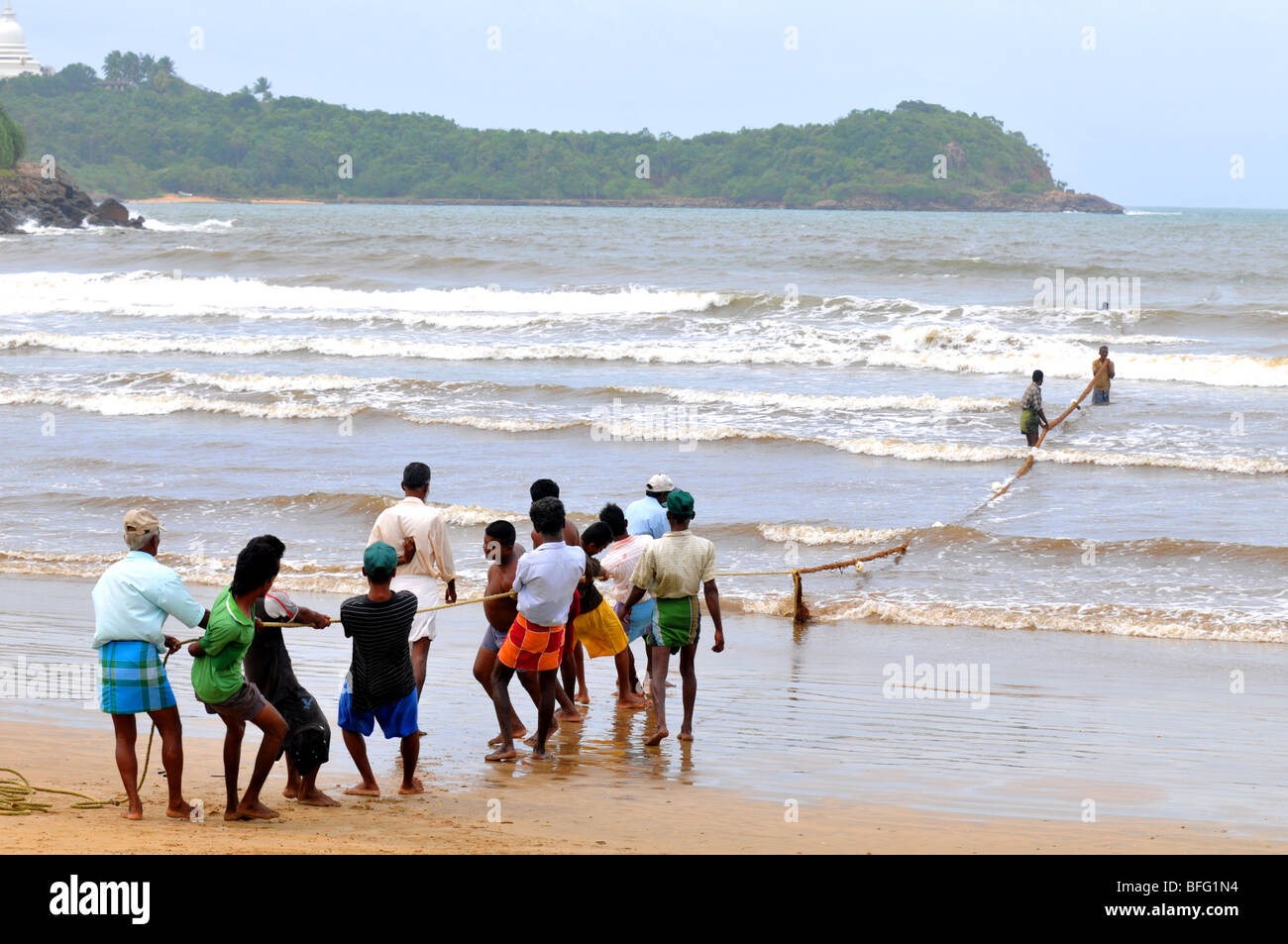 Fischer ziehen ihre Netze an einem Strand in der Nähe von Galle, Sri Lanka Stockfoto