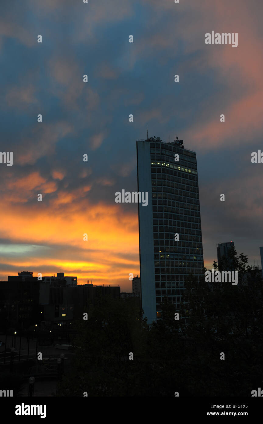 Der Alpha-Turm in Suffolk Street Birmingham bei Sonnenaufgang Stockfoto