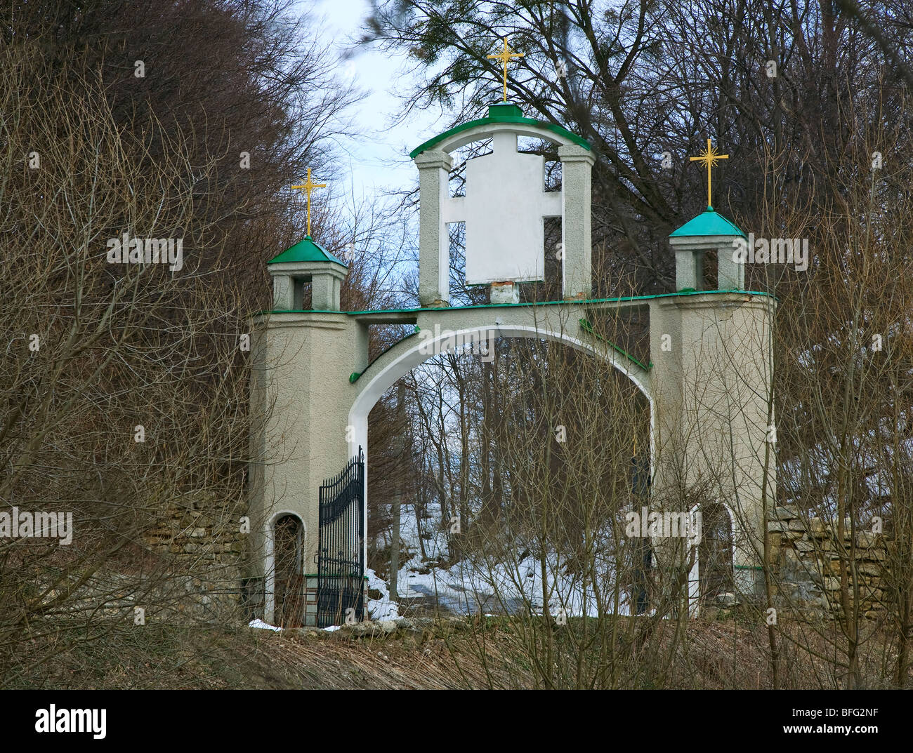 Frühling-Blick auf des Bogens mit Tor zur Verkündigung Kloster Orden des Hl. Basilius des großen, Ukraine, Lvivska Region) Stockfoto