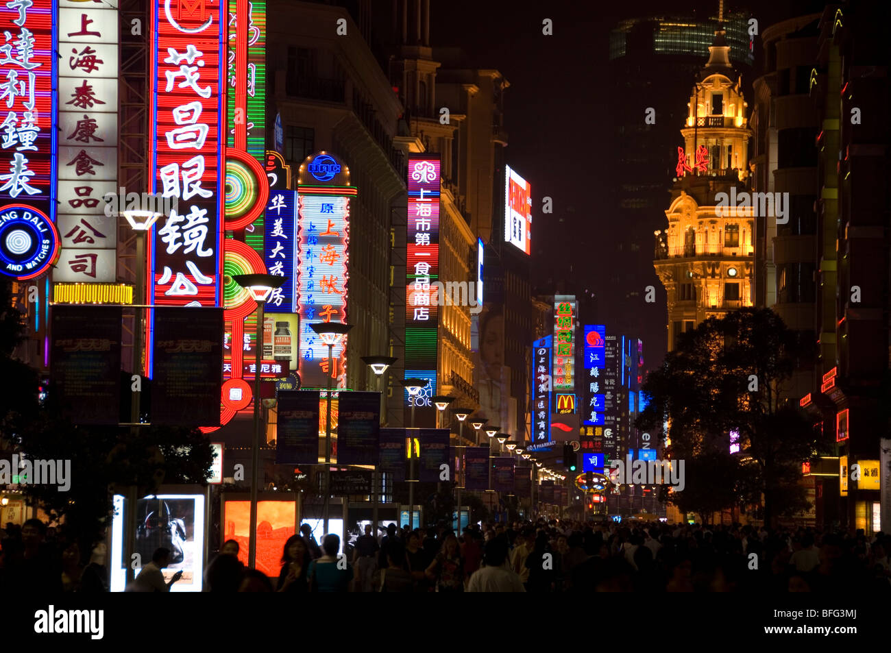 Neon an der Nanjing Road, dem Geschäftszentrum von Shanghai, China. Stockfoto