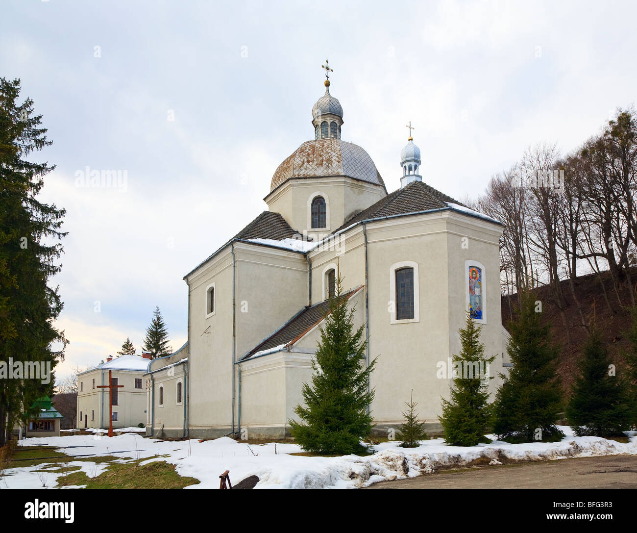 Frühlings-Blick auf alte Pidhirtsi St. Onufriya Church (Verkündigung Kloster Orden des Hl. Basilius des großen, Ukraine, Lvivska Region) Stockfoto