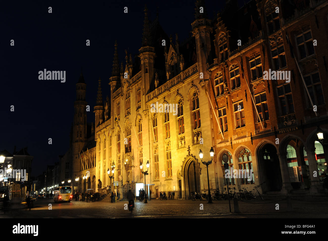 Grote Markt in der Nacht mit Gouverneur Haus Landgericht und Postamt in Brügge in Belgien Europa Stockfoto
