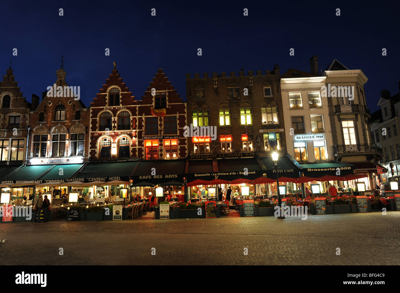 Grote Markt in der Nacht in Brügge in Belgien Europa Stockfoto