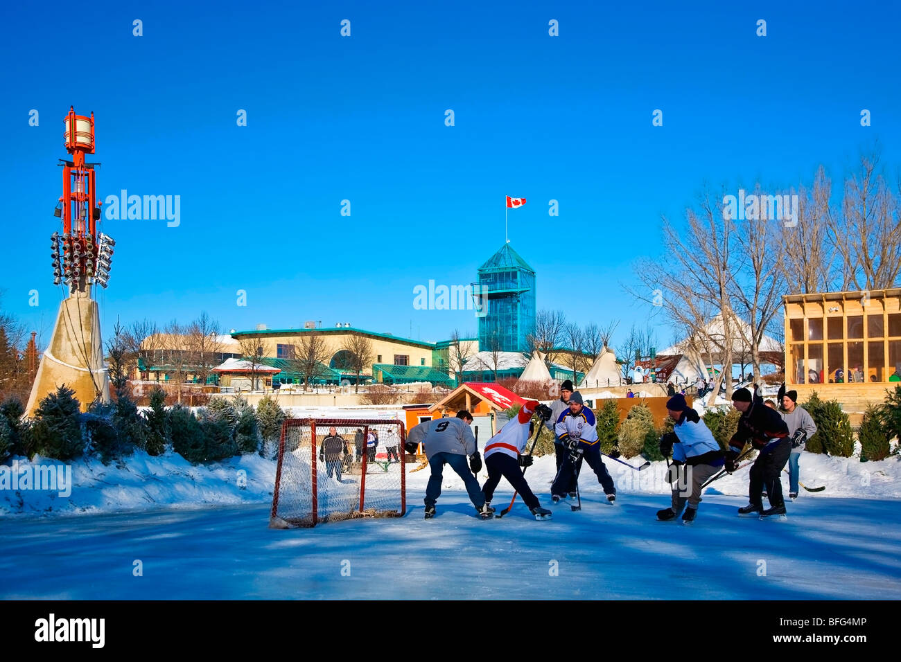 Eishockey-Spiel auf dem Assiniboine River bei The Forks.  Bestandteil einer jährlichen Teich-Hockey-Turnier, Winnipeg, Manitoba, Kanada. Stockfoto