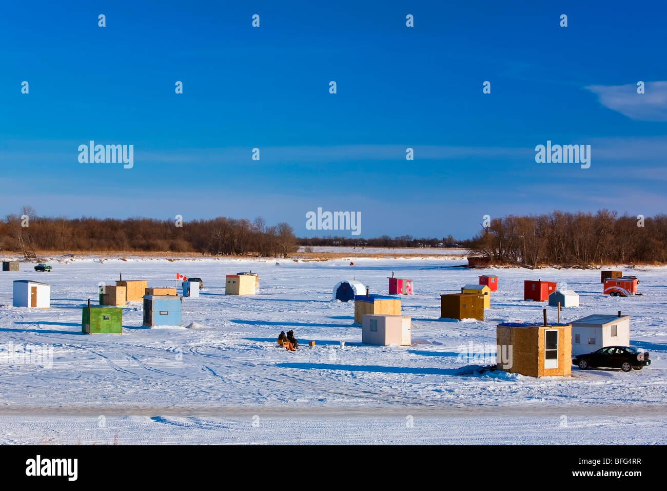 Eis Angeln Hütten auf dem Red River nördlich von Winnipeg, nahe der Stadt von Selkirk, Manitoba, Kanada Stockfoto