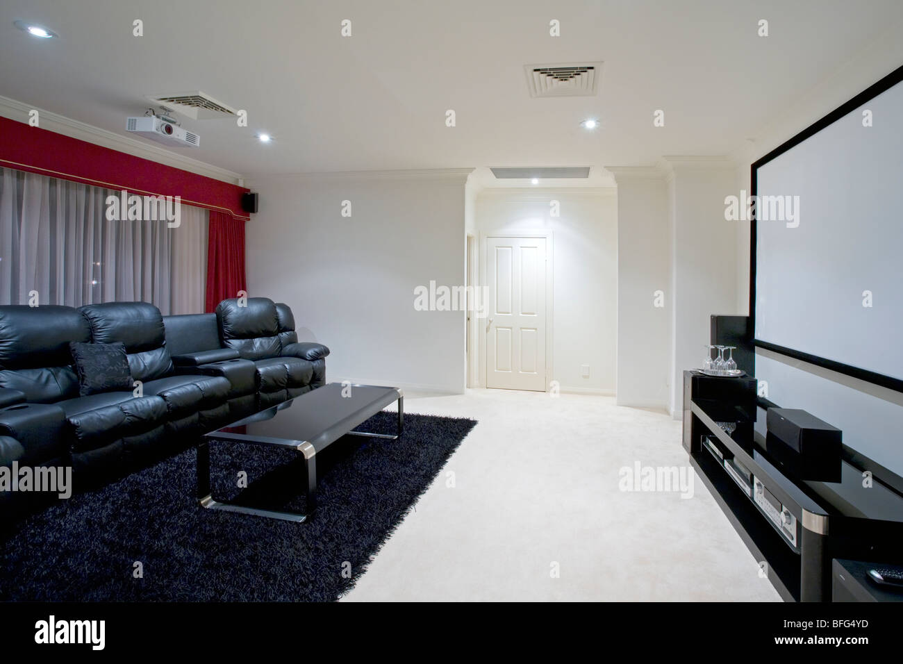 Heimkino Raum Mit Schwarzem Leder Sessel Stuhle Leinwand An Wand Und Decke Projektor Stockfotografie Alamy