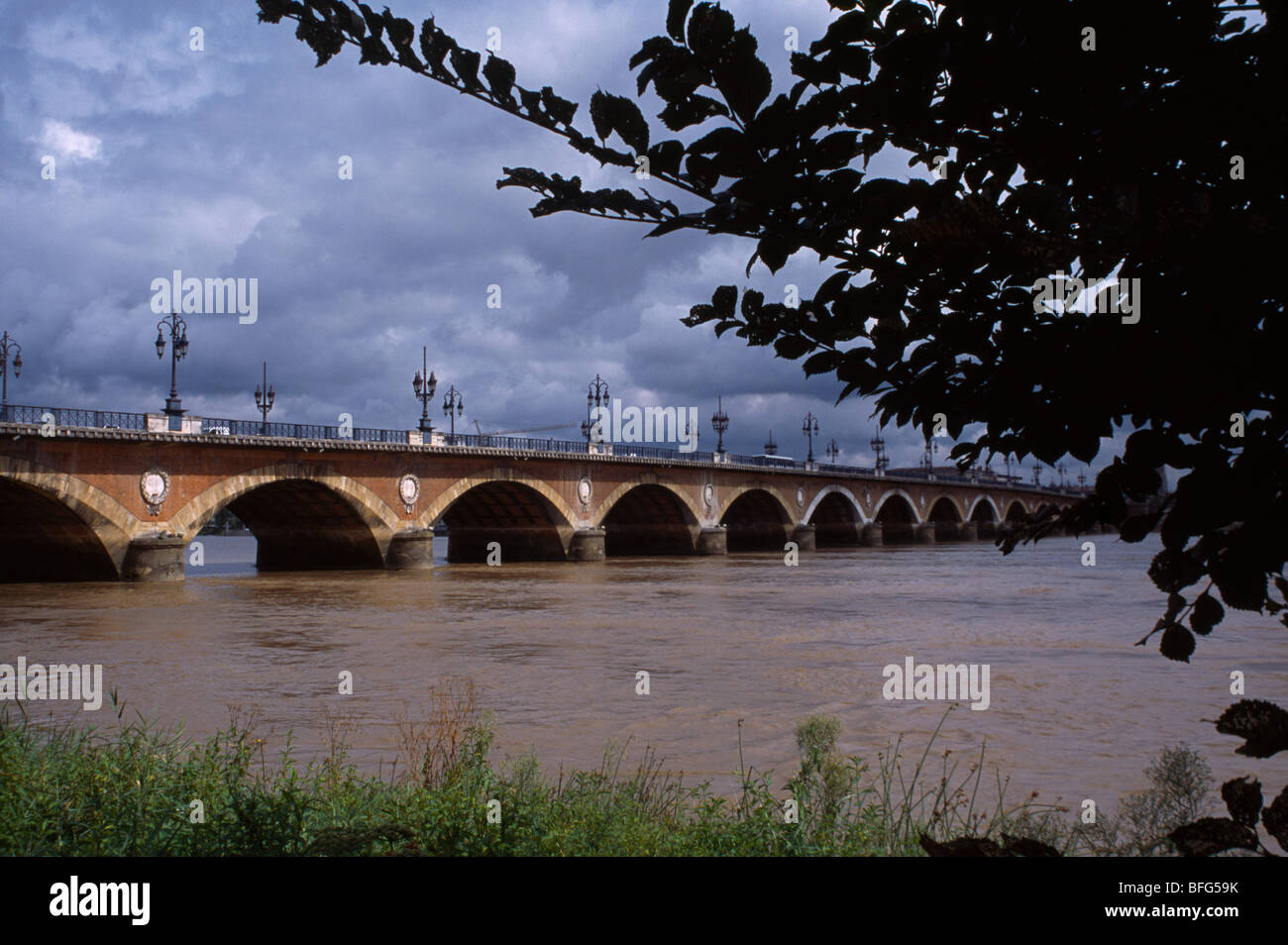 Bordeaux Frankreich Garonne Fluss Pont de Pierre Stockfoto