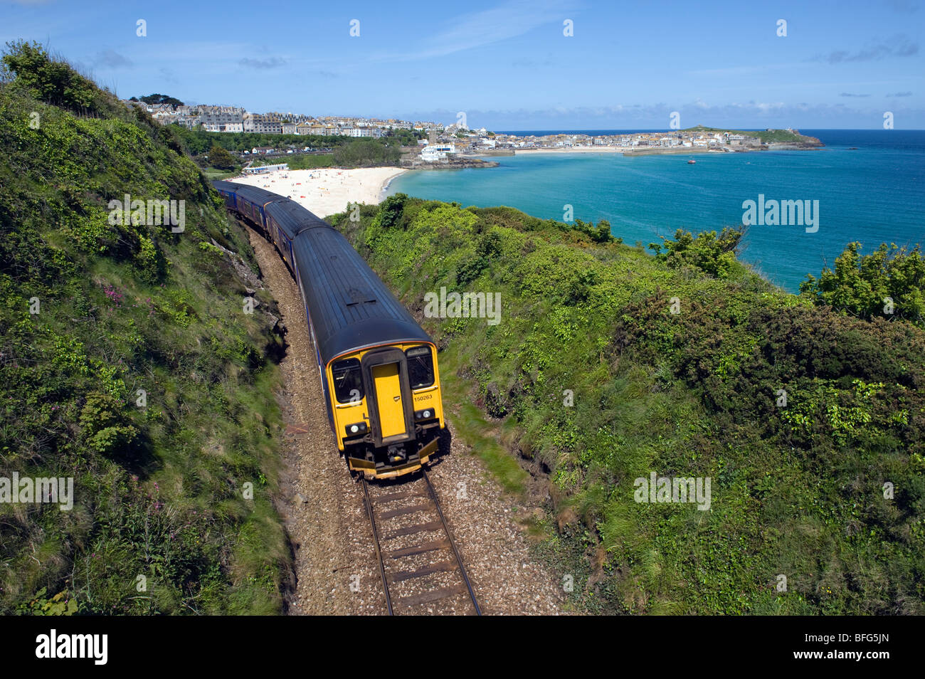 Trainieren Sie, so dass St. Ives Porthminster Strand in Cornwall, England, "Great Britain", "Großbritannien", GB, UK, EU Stockfoto