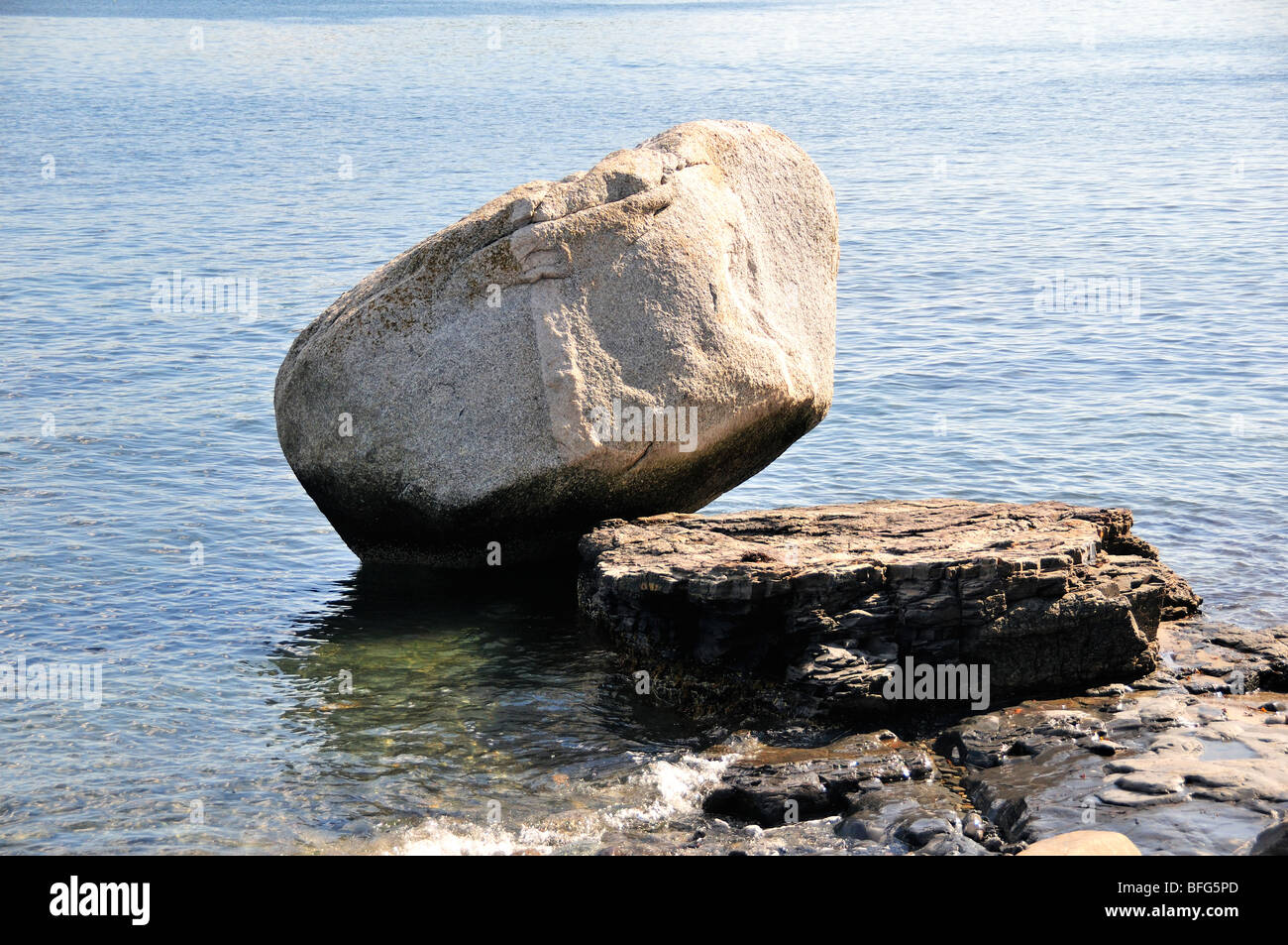 Balancing Rock in Bar Harbor, Maine, USA, ist ein lokales Wahrzeichen. Paare haben Hochzeiten in der Nähe der Felsen statt. Stockfoto