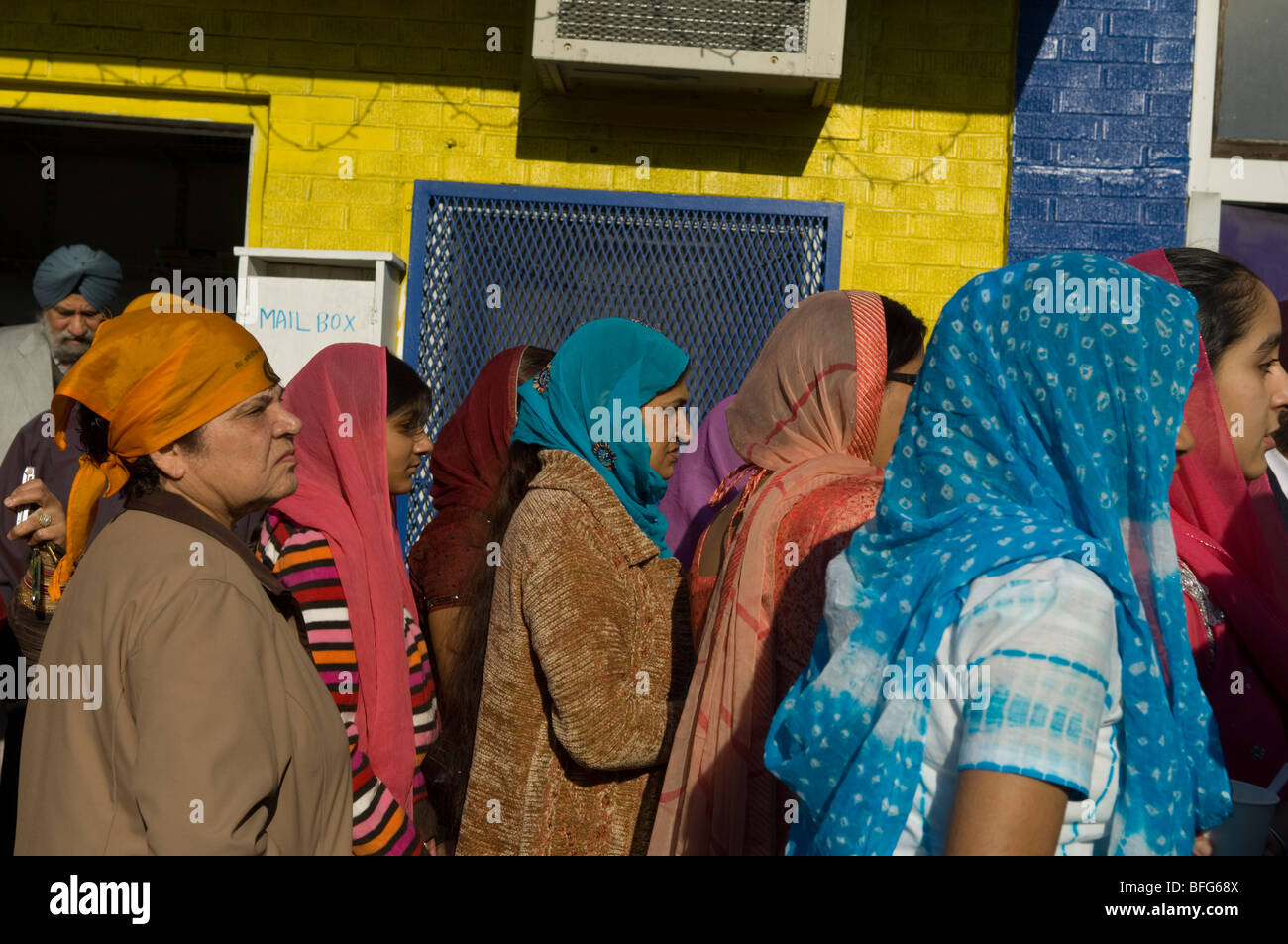 Die Gemeindemitglieder der Singh Sabha Sikh Tempel von New York während der Queens interreligiöse Einheit Walk Stockfoto